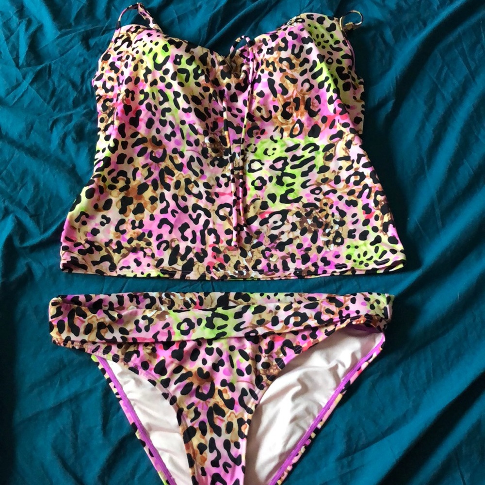 Victoria’s Secret tankini bathing suit